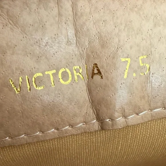 Elegant White Knee-High Boots - Picture 7 of 7